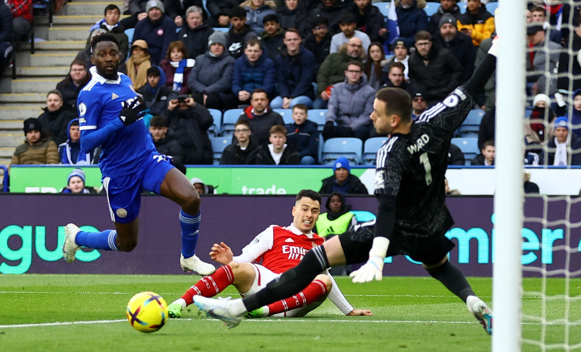 迫使他在非 迫使他在非